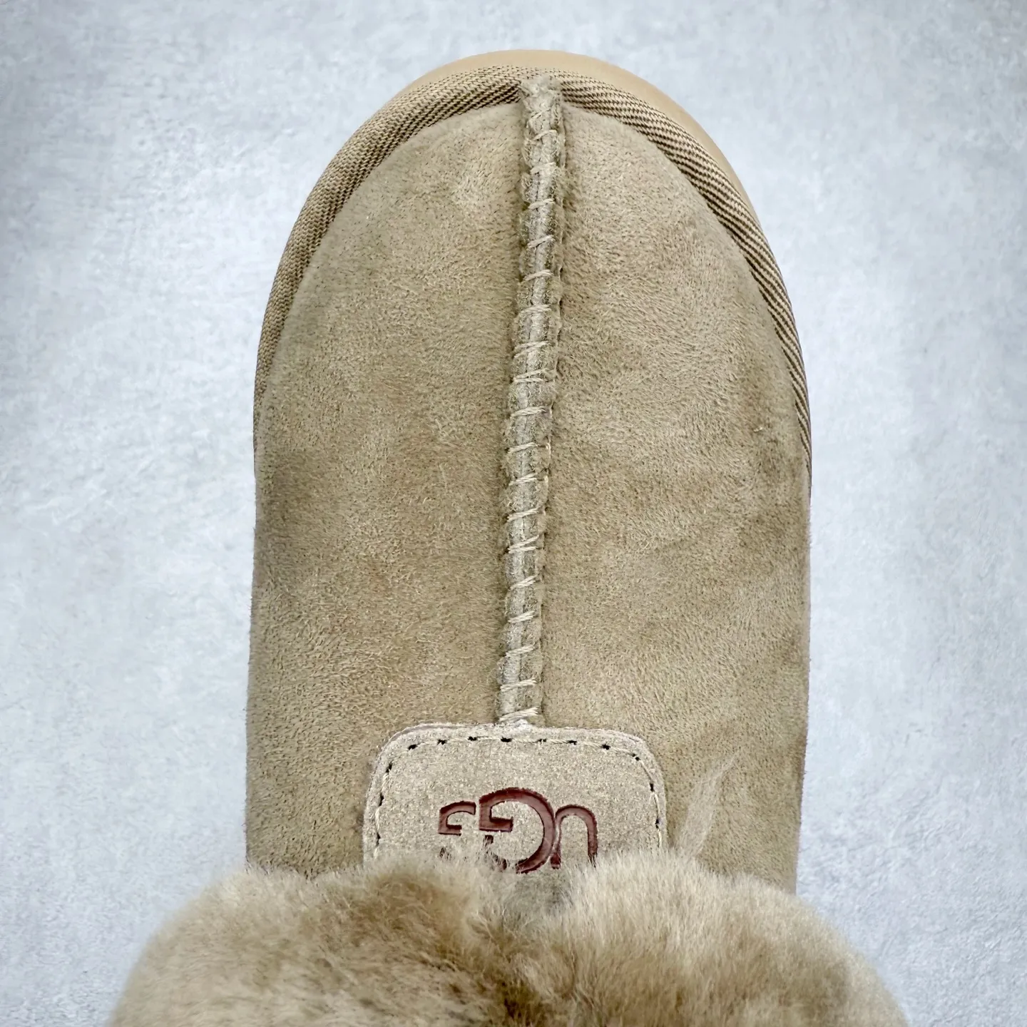 Pick up locally 💰520 UGG 4810H Tatsu special thick-soled autumn and winter sheep fur integrated snow boots. All shoes are made of ZP same factory. Longfeng A-grade Australian imported sheep fur integrated brand OEM production line. Fully follow the ZP process. OEM original pattern maker. Adhering to the principle of no original shoes and no development selection. Pay attention to every detail. The most authentic version on the market TREADLITE "Light Wing" technology outsole Lightweight/durable/flexible/pile size: 35 36 37 38 39 40 Coding: by2936070